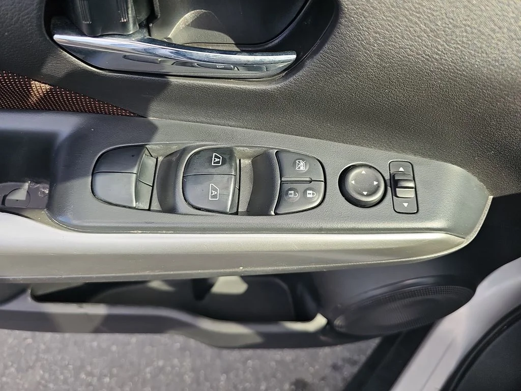 Used 2019 Silver Nissan SR image 26