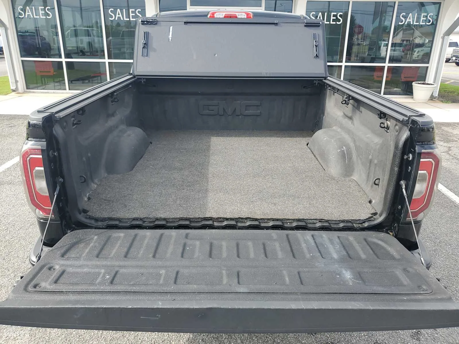Used 2018 ONYX BLACK GMC SLT image 5