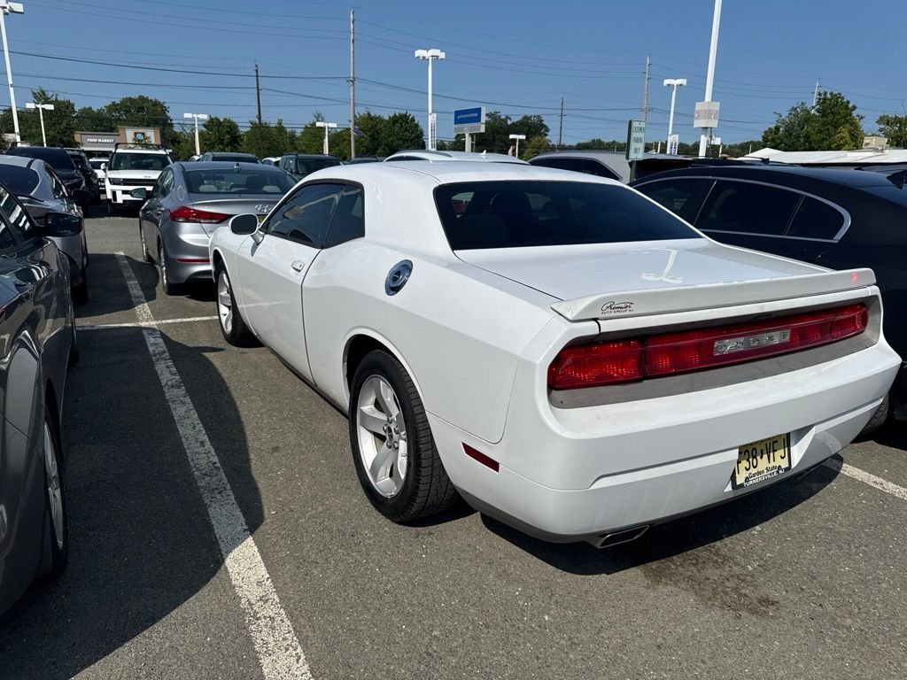 Used 2012 White Dodge SXT image 3