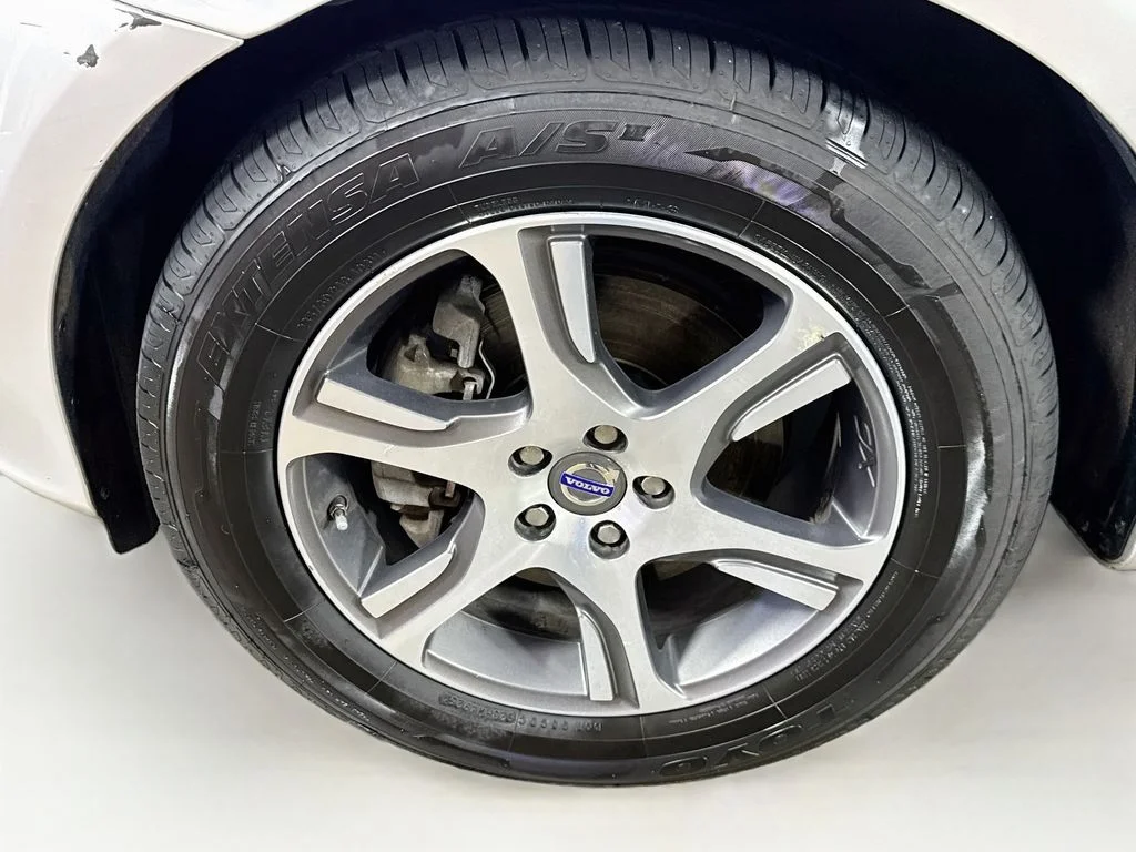 Used 2014 Silver Volvo  image 40