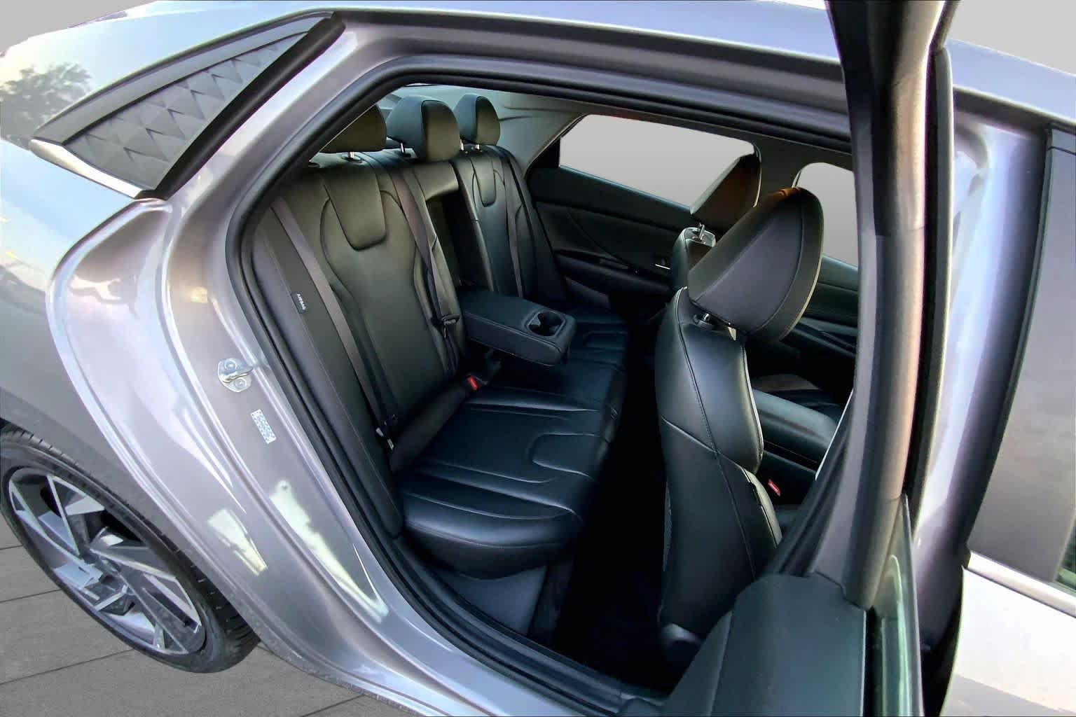 Used 2024 Fluid Metal Hyundai Limited image 17