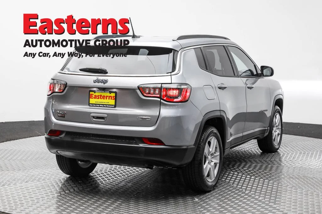 Used 2022 Silver Jeep Latitude image 5