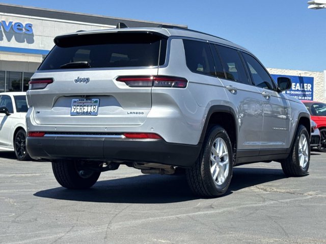 Used 2023 Silver Jeep Laredo image 5
