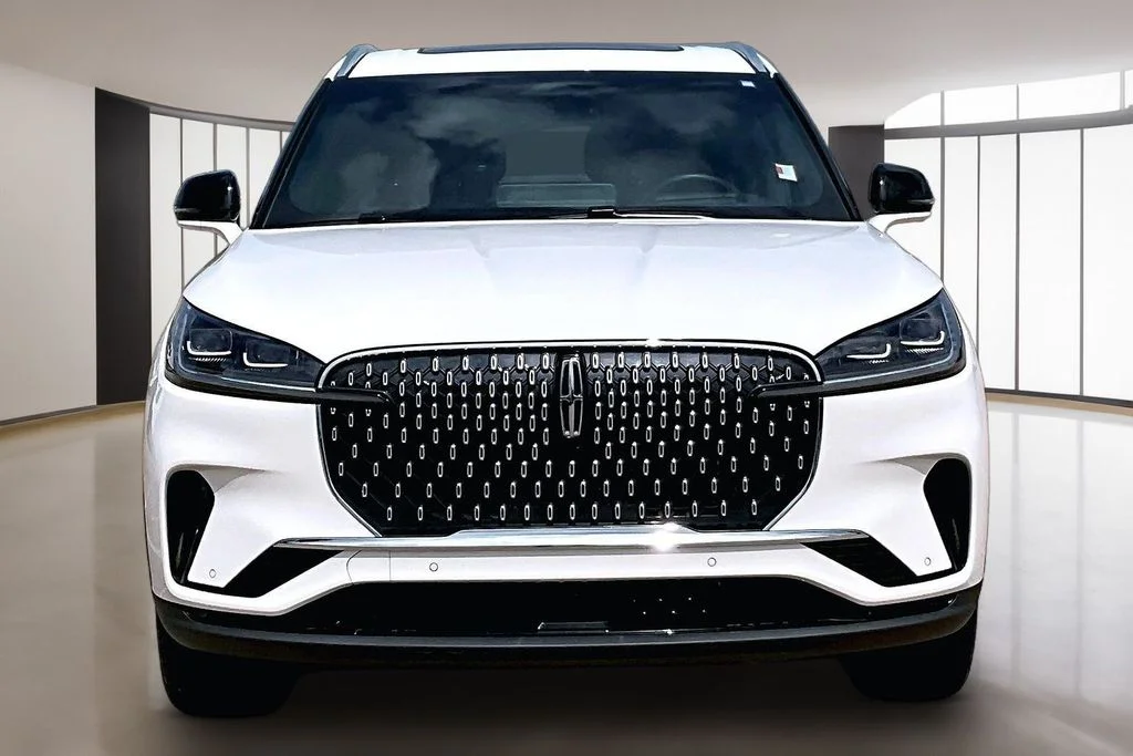 Used 2025 White Lincoln Reserve image 3