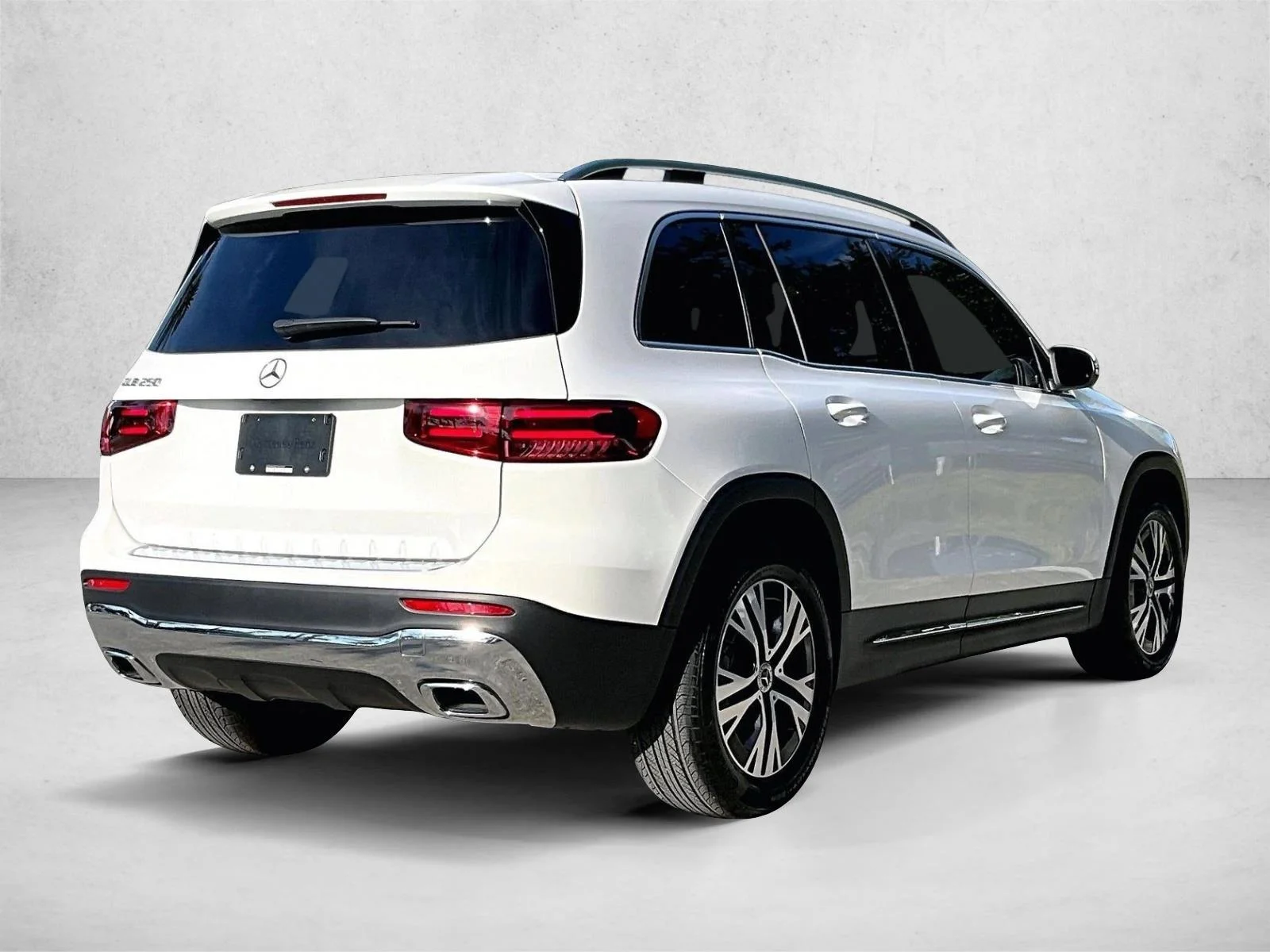 Used 2026 Polar White Mercedes-Benz GLB 250 image 2