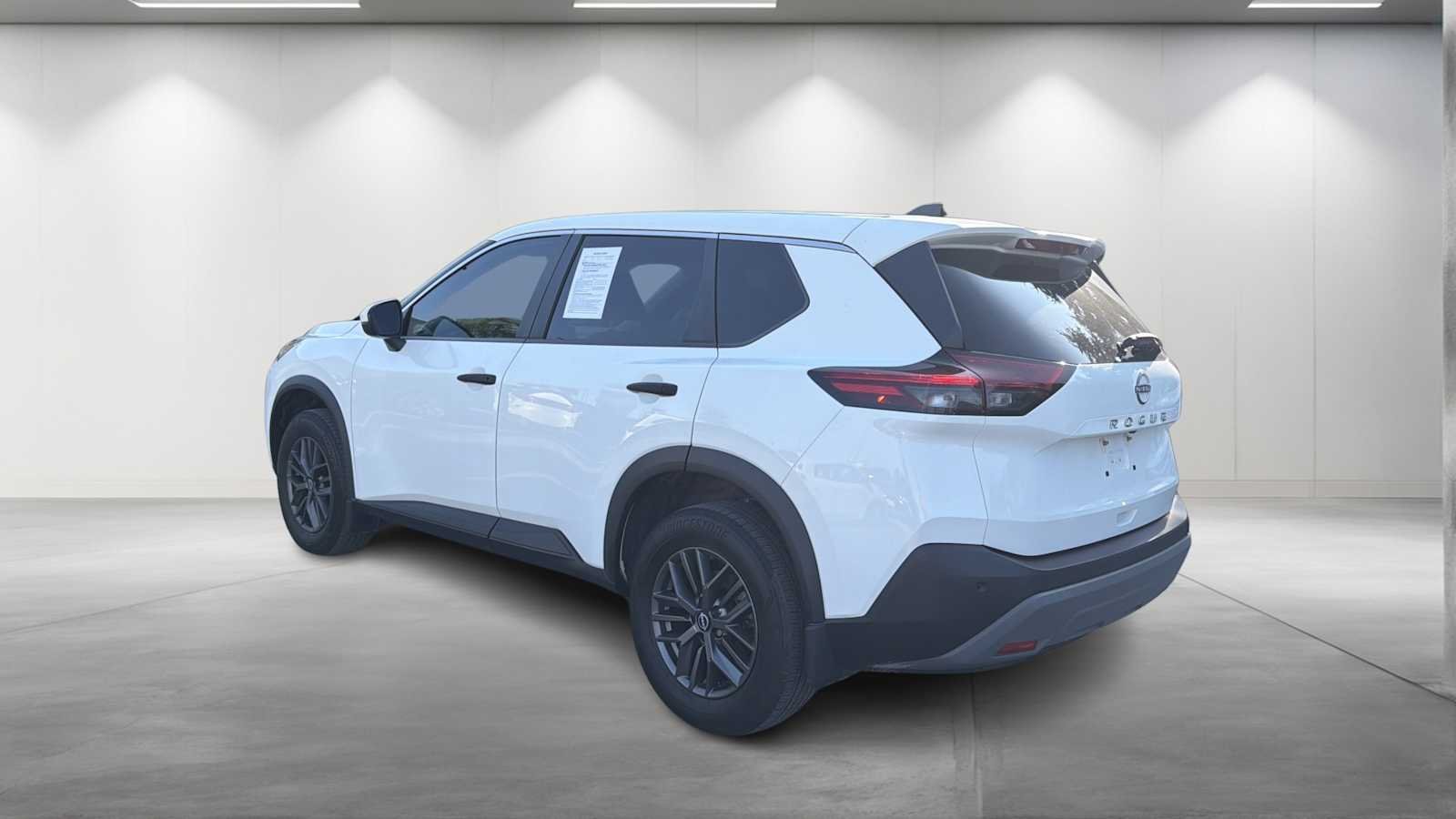 Used 2022 Glacier White Nissan S image 6