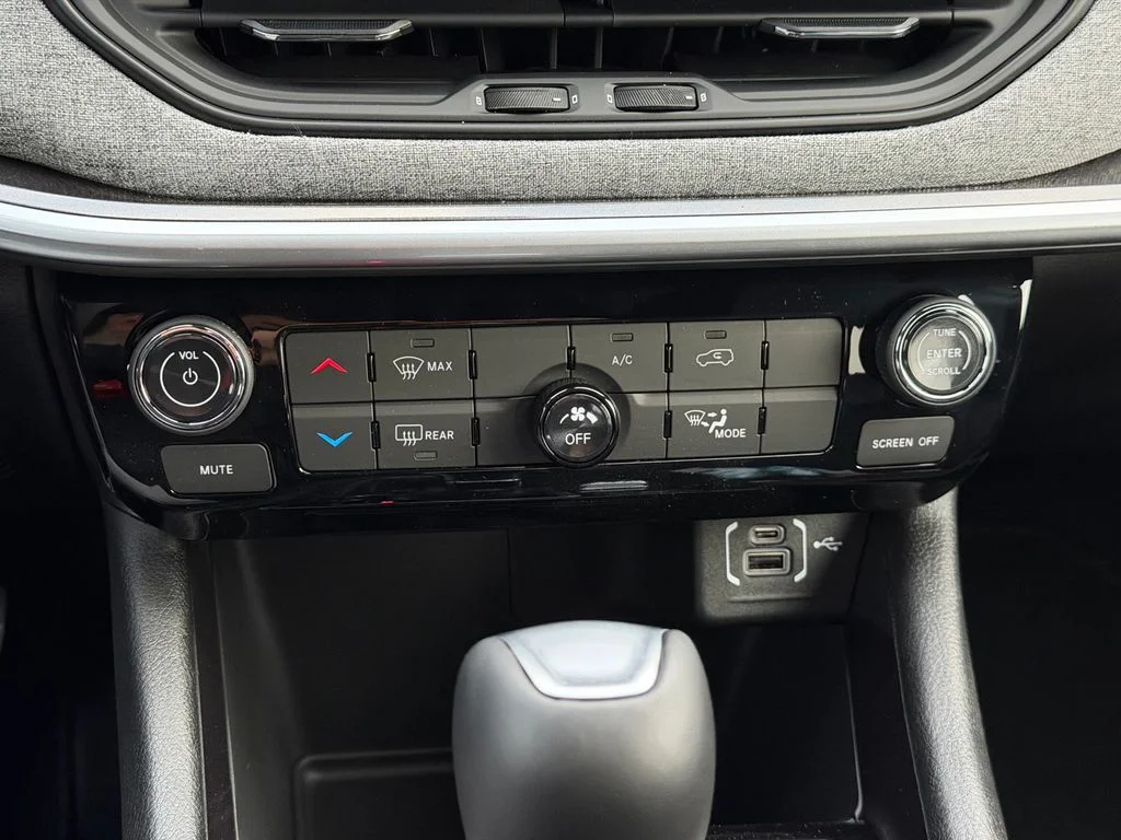 New 2026 Bright White Clearcoat Jeep Latitude image 15