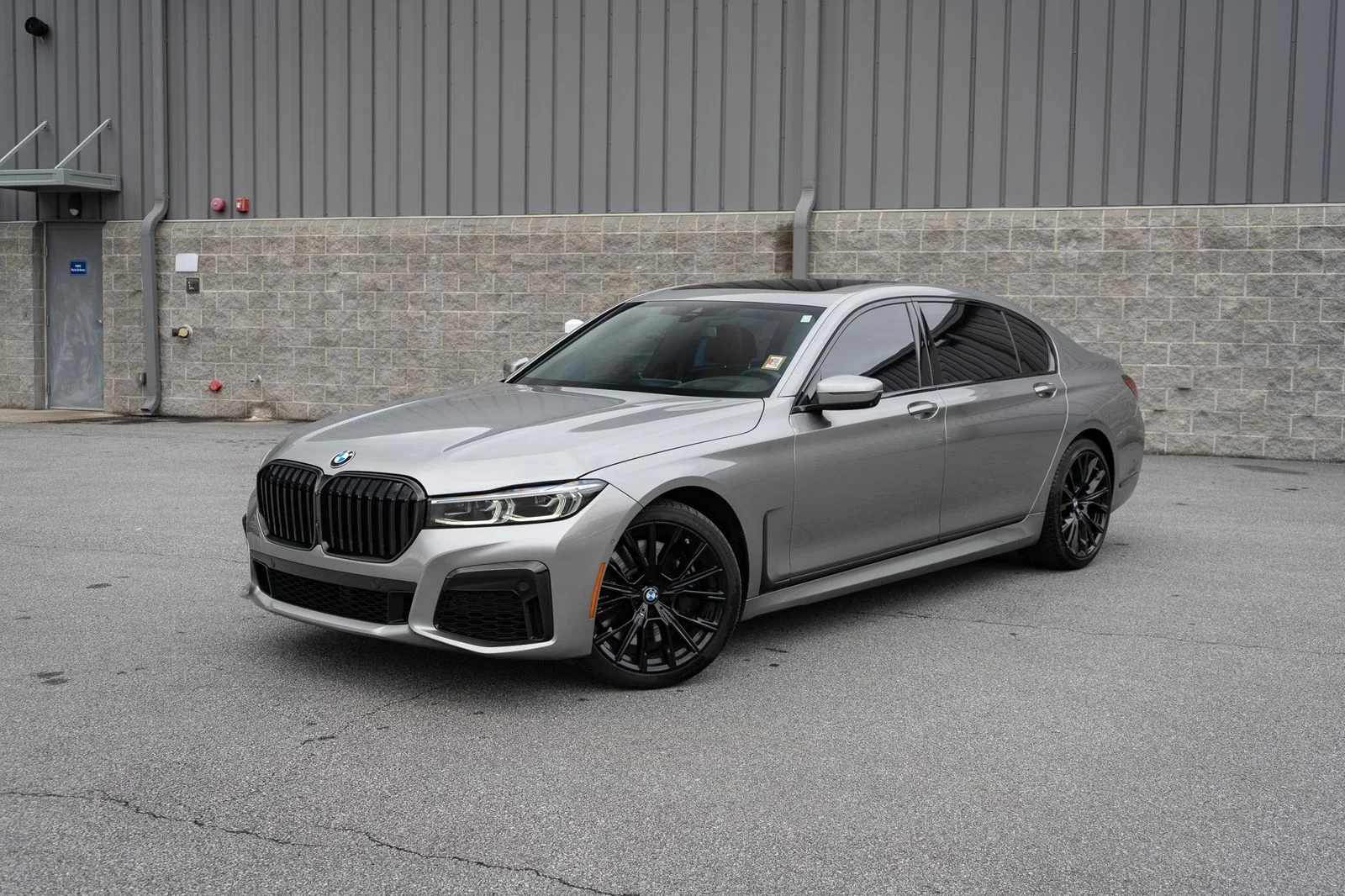 Used 2022 Gray BMW 750i xDrive image 4