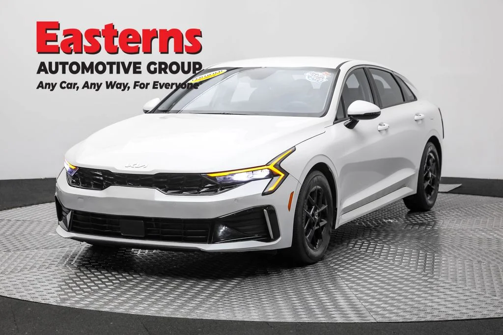 Used 2025 White Kia LXS image 1