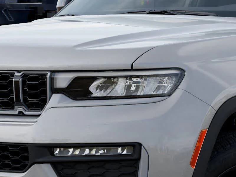 New 2026 Silver Zynith Exterior Paint Jeep Limited image 10