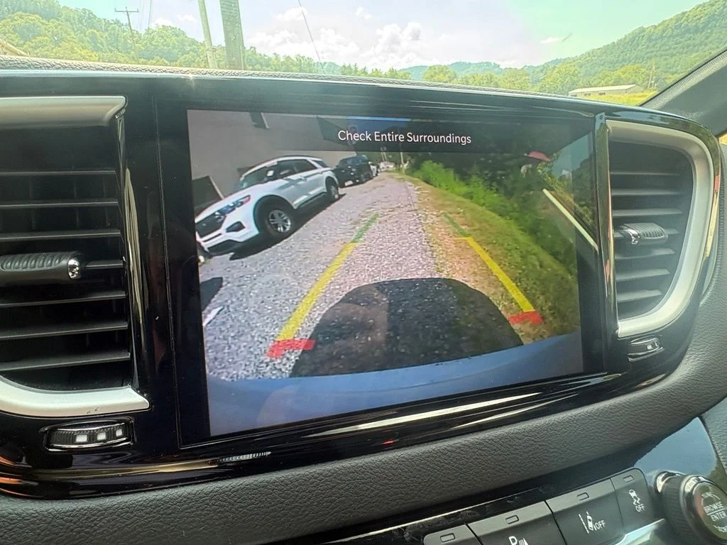Used 2025 White/off-white Chrysler Select image 22