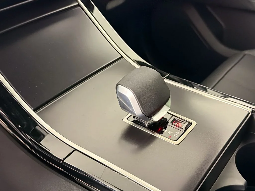 New 2026 Fuji White Land Rover Dynamic SE image 17