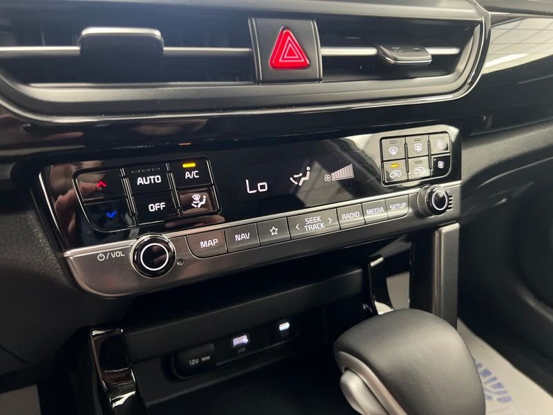 Used 2025 White Kia S image 31