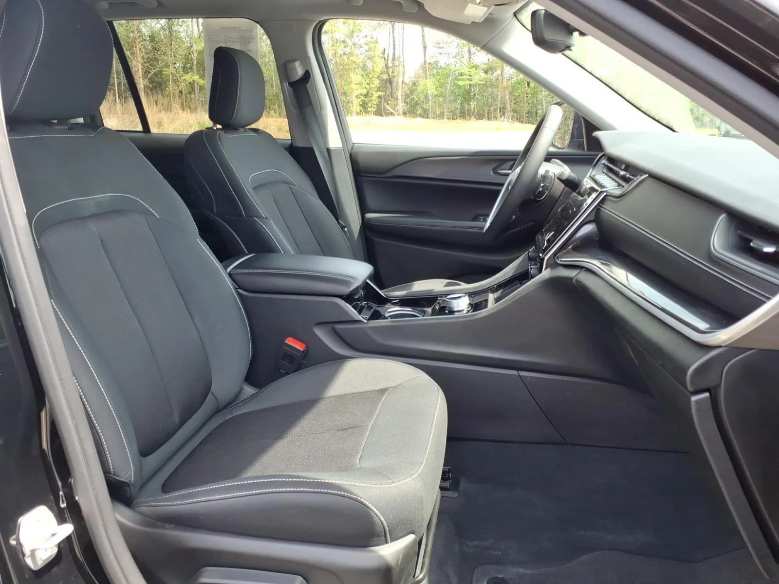 Used 2023 Diamond Black Crystal Pearlcoat Jeep Laredo image 17