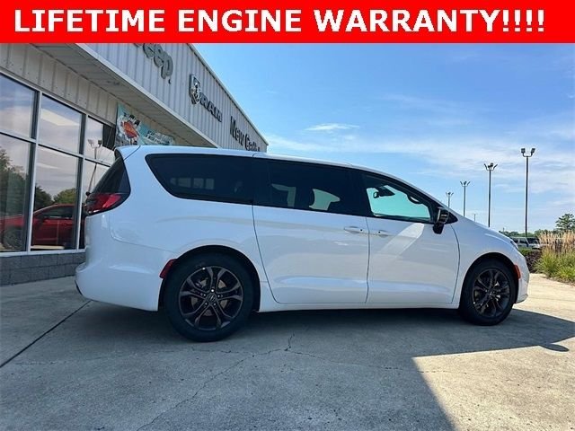 New 2026 Bright White Clear-Coat Exterior Paint Chrysler Select image 9