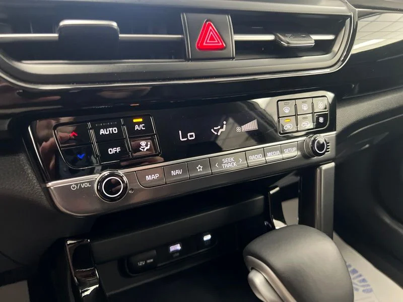 Used 2025 White Kia S image 31