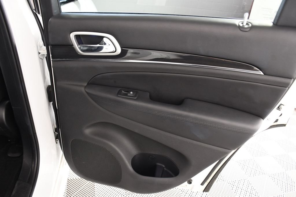 Used 2015 Bright White Clearcoat Jeep Overland image 21