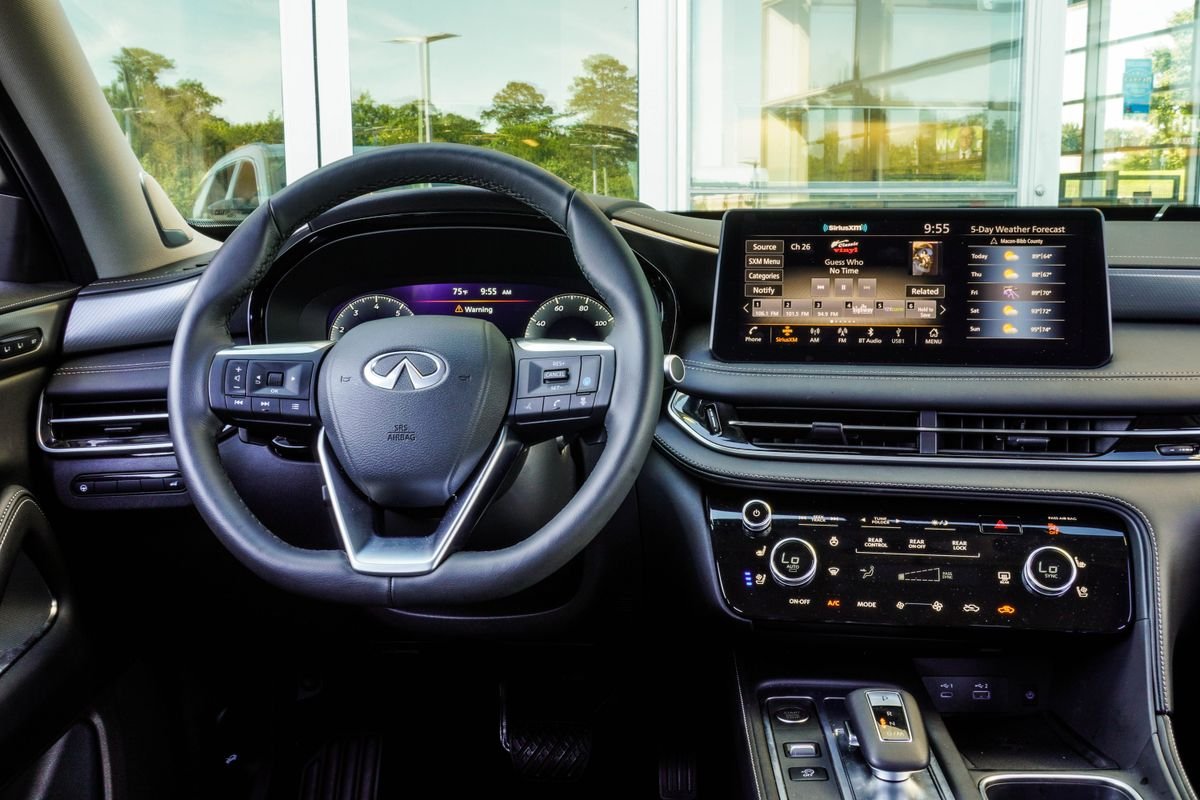 Used 2025 White INFINITI LUXE image 15