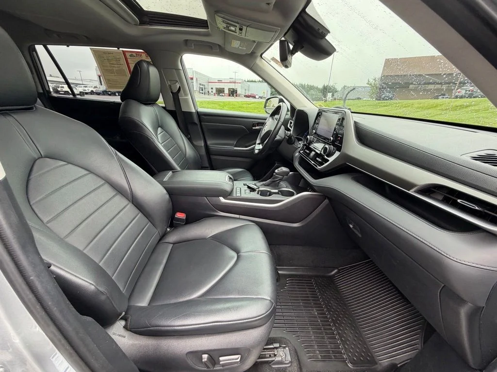 Used 2021 Silver Toyota XLE image 37