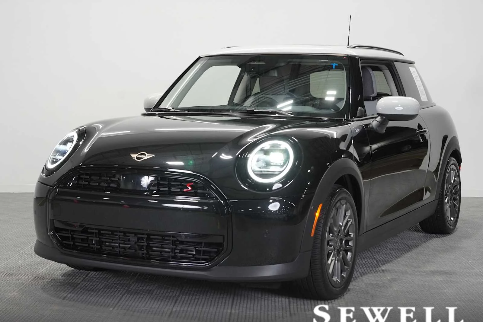 2025 MINI Hardtop Cooper S Signature's photo