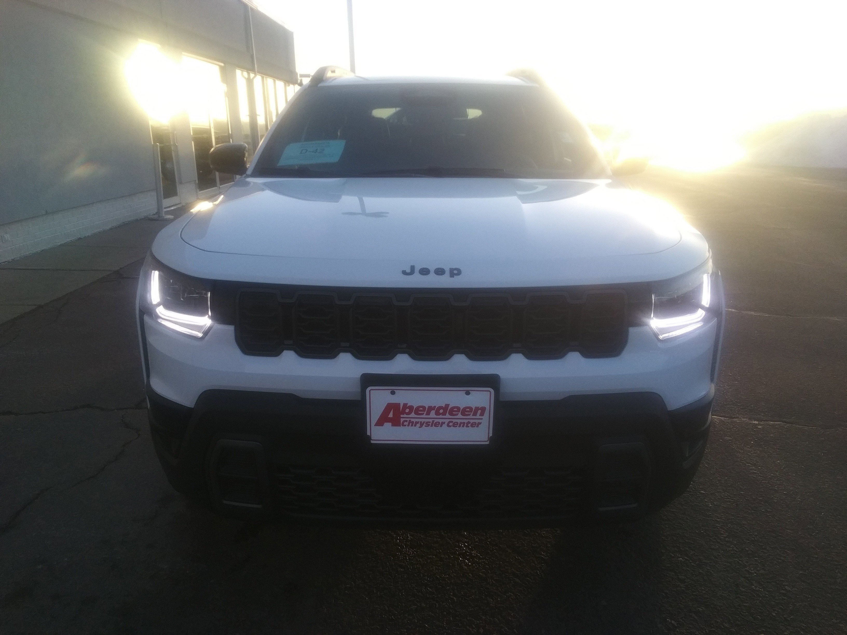 New 2026 Bright White Clear-Coat Exterior Paint Jeep Limited image 3