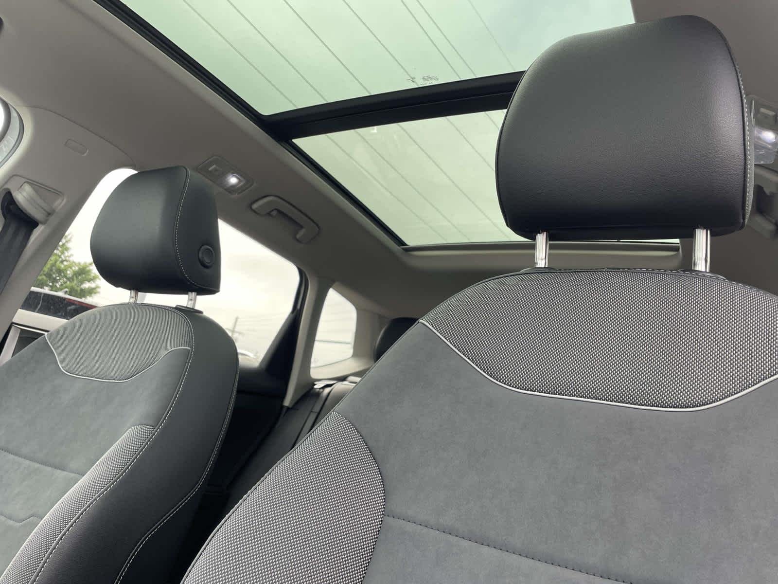 New 2026 Pure White w/Deep Black Roof Volkswagen SE Black image 5