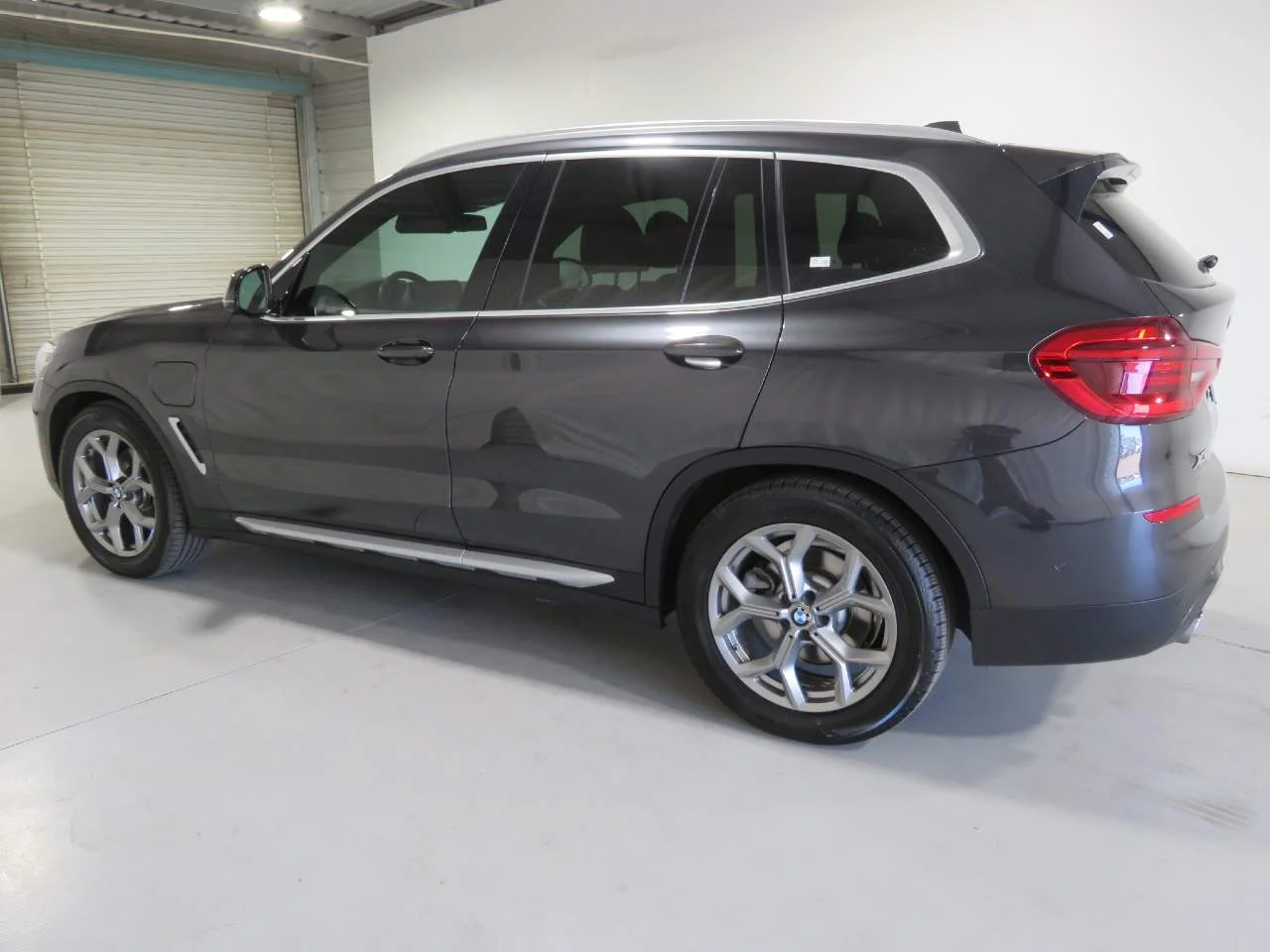 Used 2020 Dark Graphite Metallic BMW xDrive30e image 8
