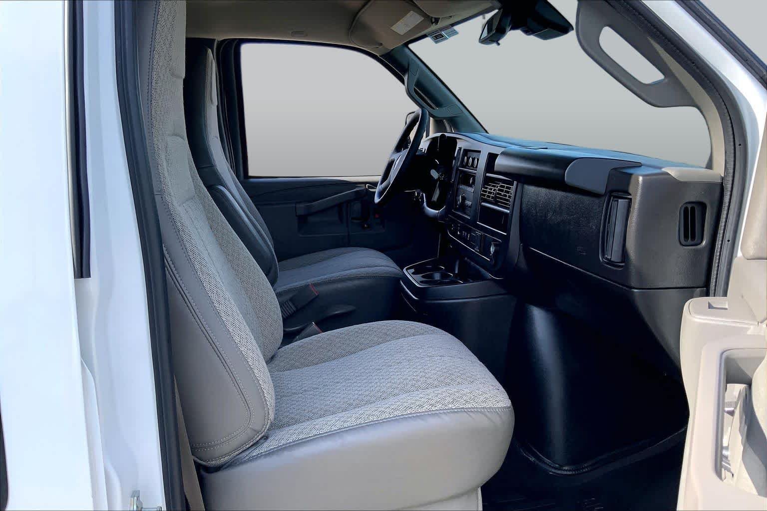 Used 2025 Summit White GMC LT image 9