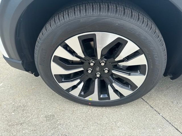 New 2026 Star White Metallic Tri-Coat Ford Platinum™ image 12