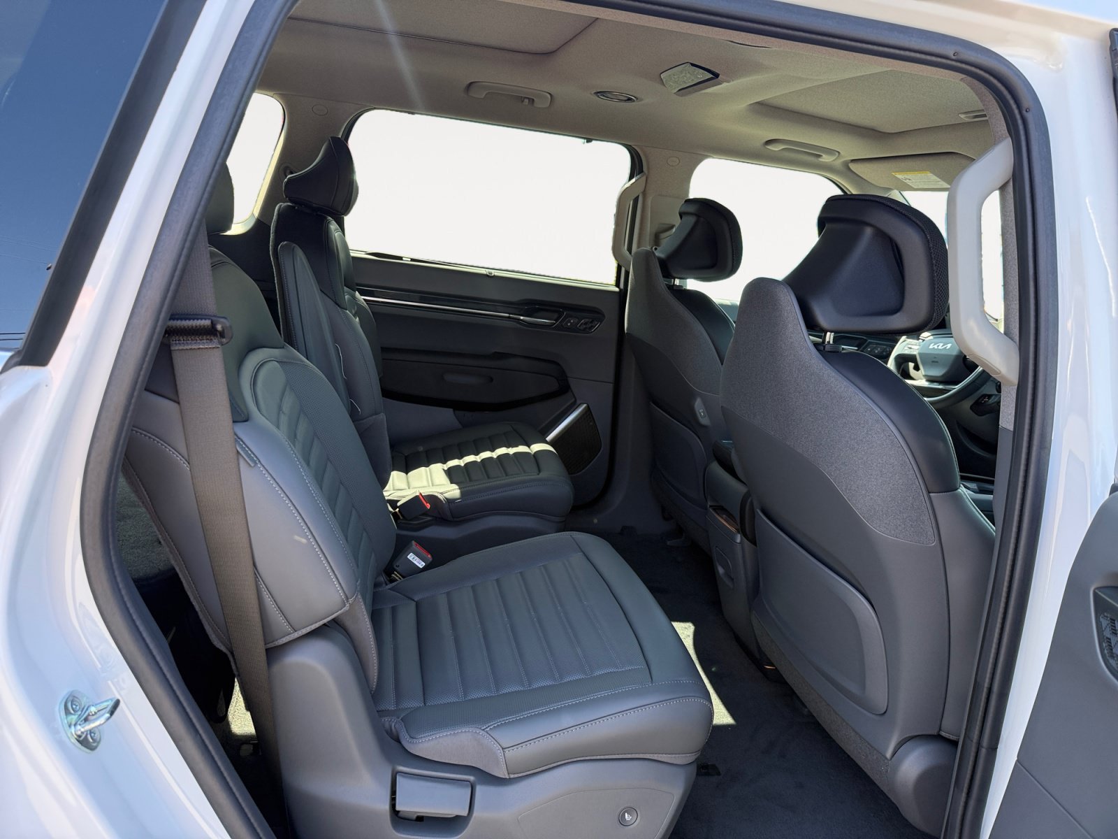 New 2026 Glacial White Pearl Kia Land AWD image 18