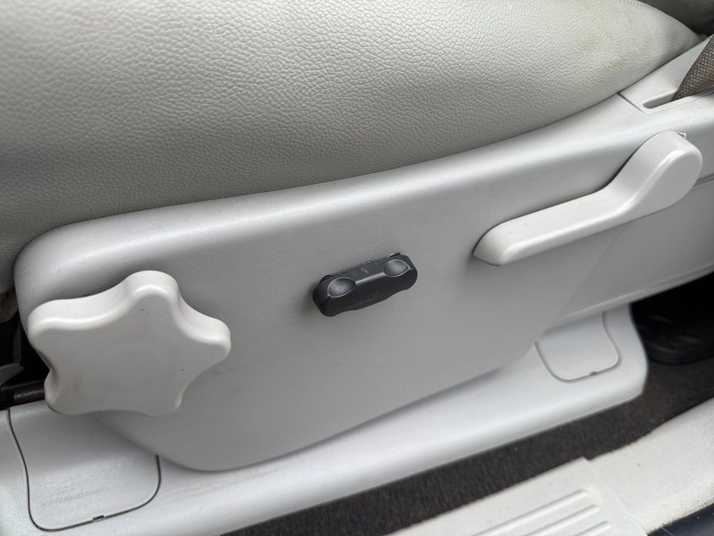 Used 2009 Gray Chevrolet 2HY image 31