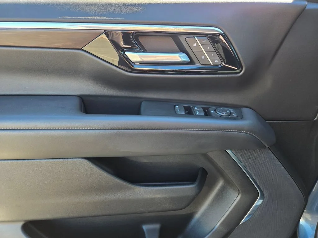 Used 2025 Lakeshore Blue Metallic Chevrolet LT image 19