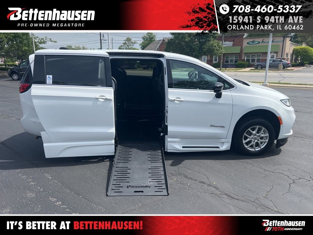2025 Chrysler Pacifica Select's photo