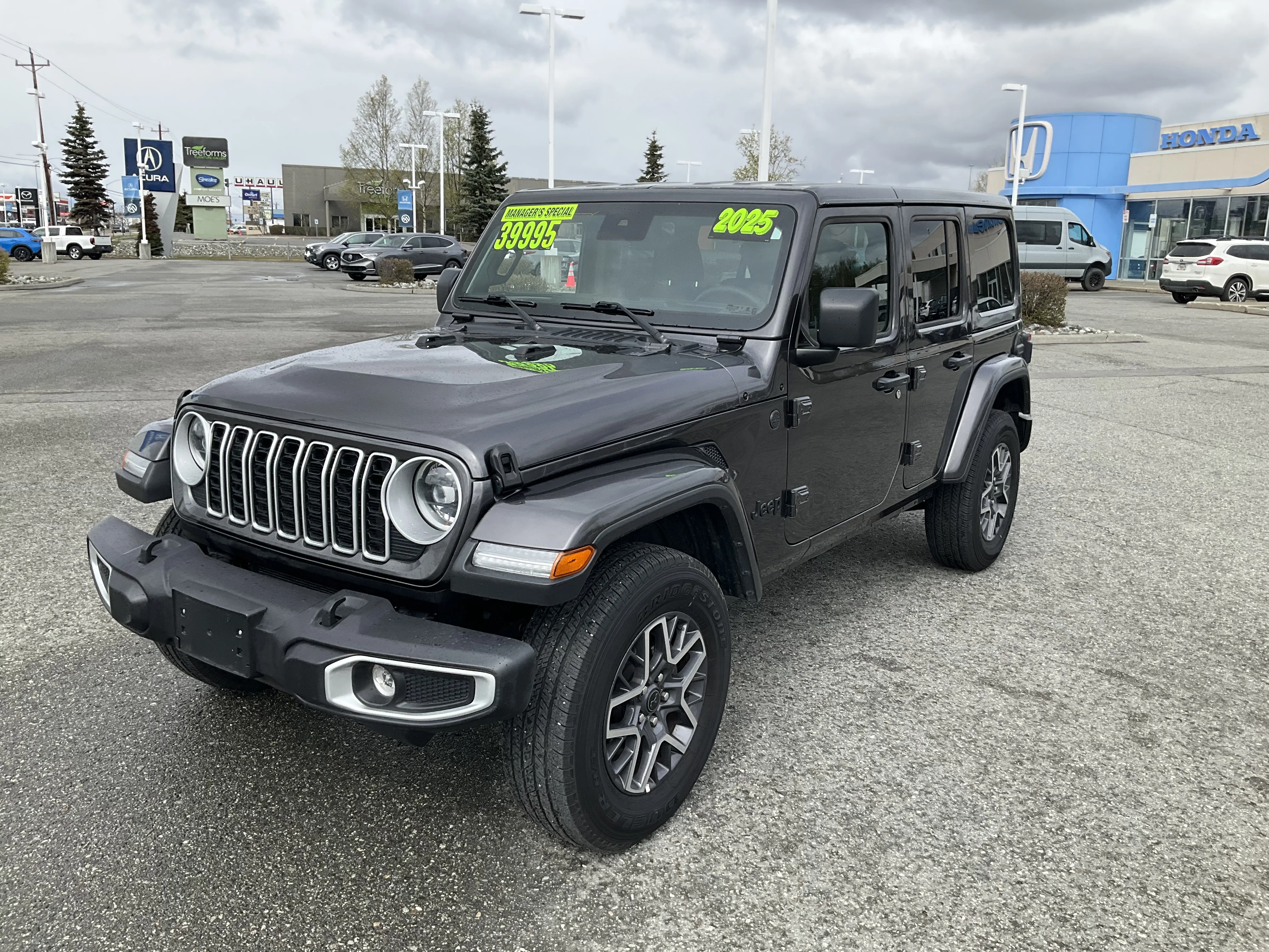 Used 2025 Granite Crystal Metallic Clearcoat Jeep Sahara image 1