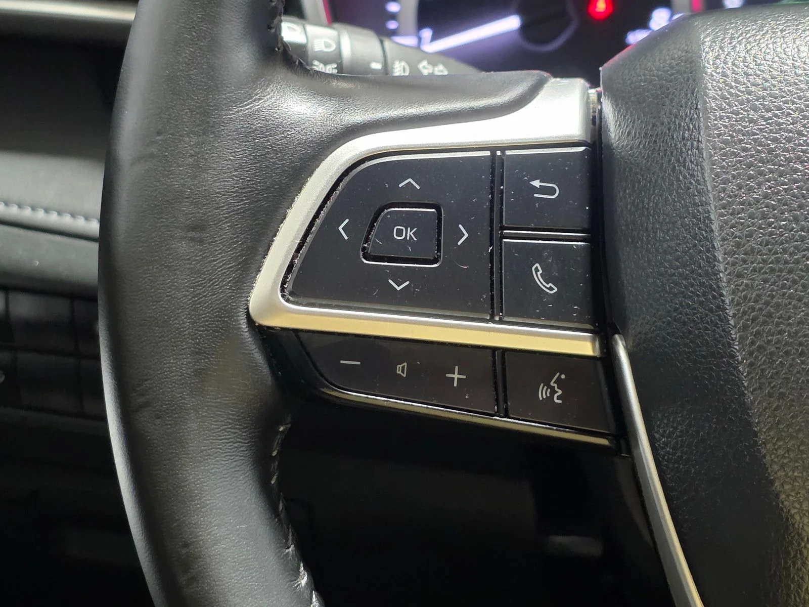 Used 2023 Wind Chill Pearl Toyota XLE image 32