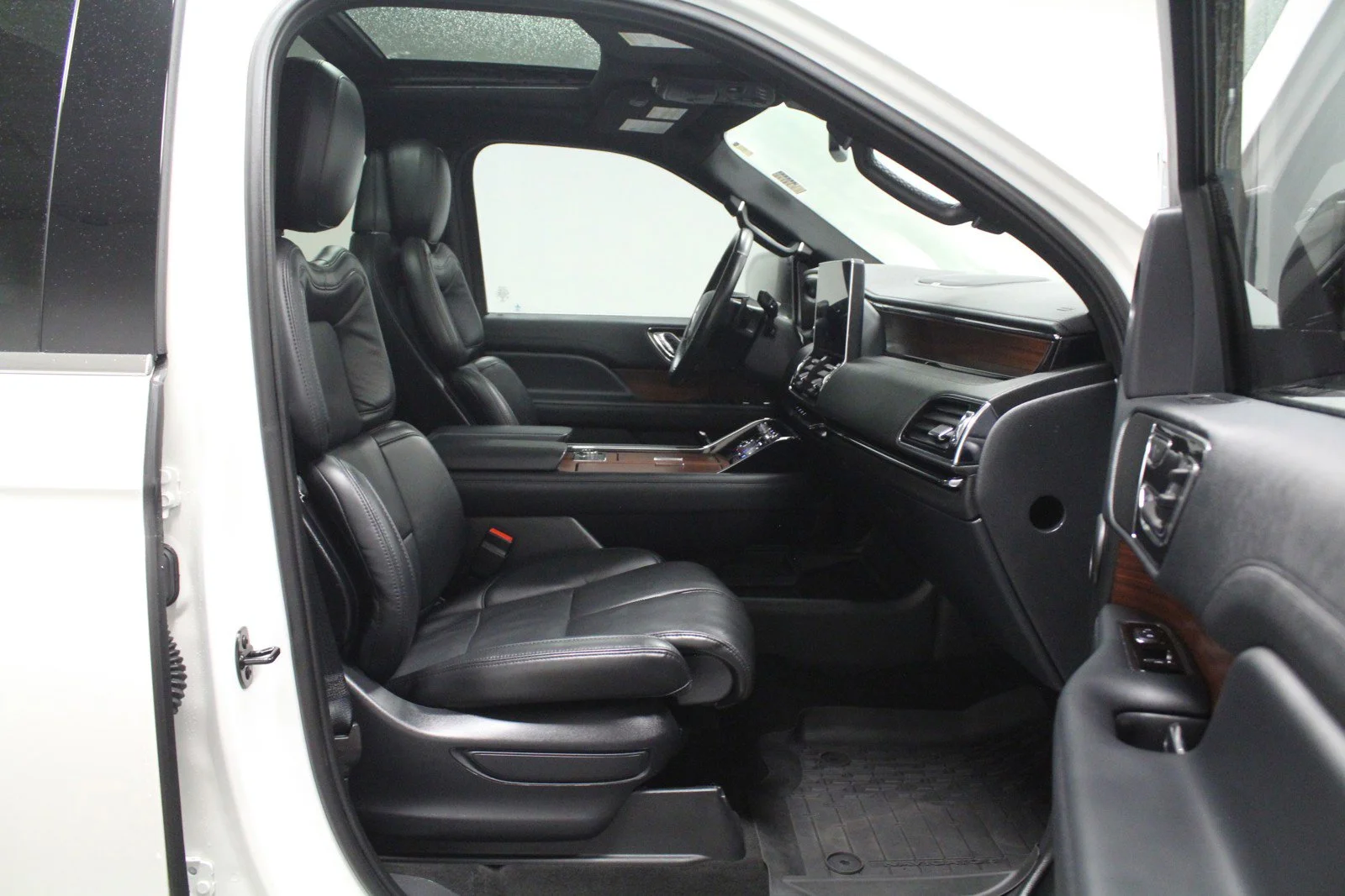 Used 2022 Pristine White Metallic Tri-Coat Lincoln Reserve image 17