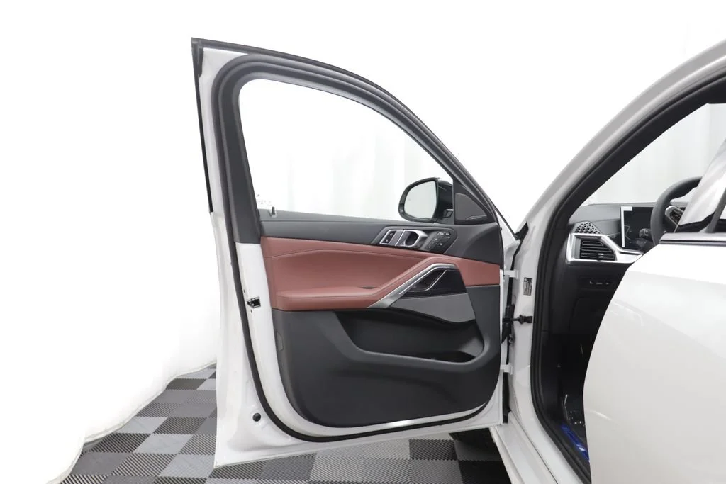 New 2027 MINERAL WHITE BMW xDrive40i image 5
