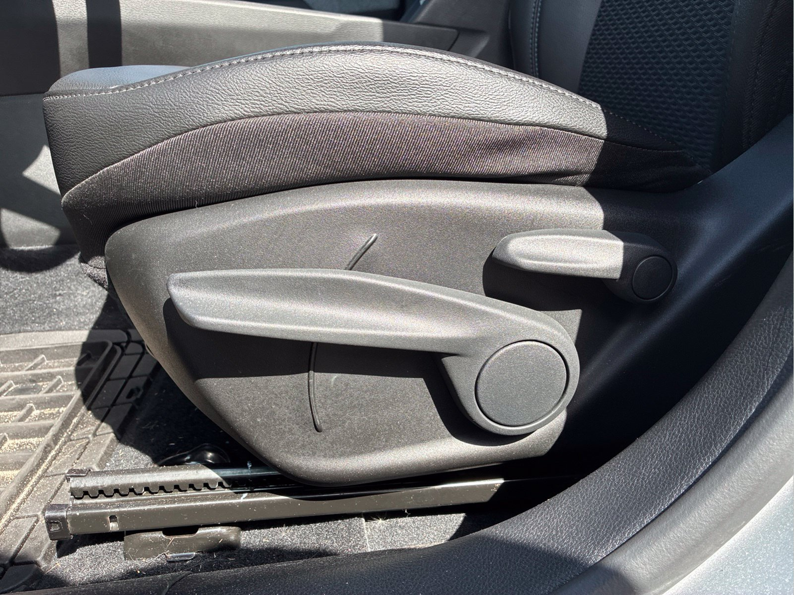 Used 2025 Silver Jeep Latitude image 27