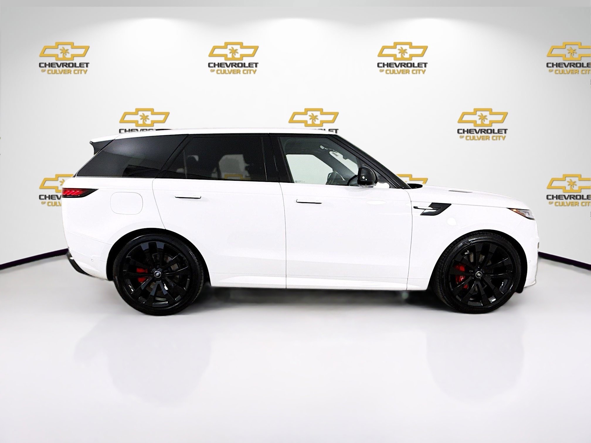 Used 2025 White Land Rover Dynamic SE image 8