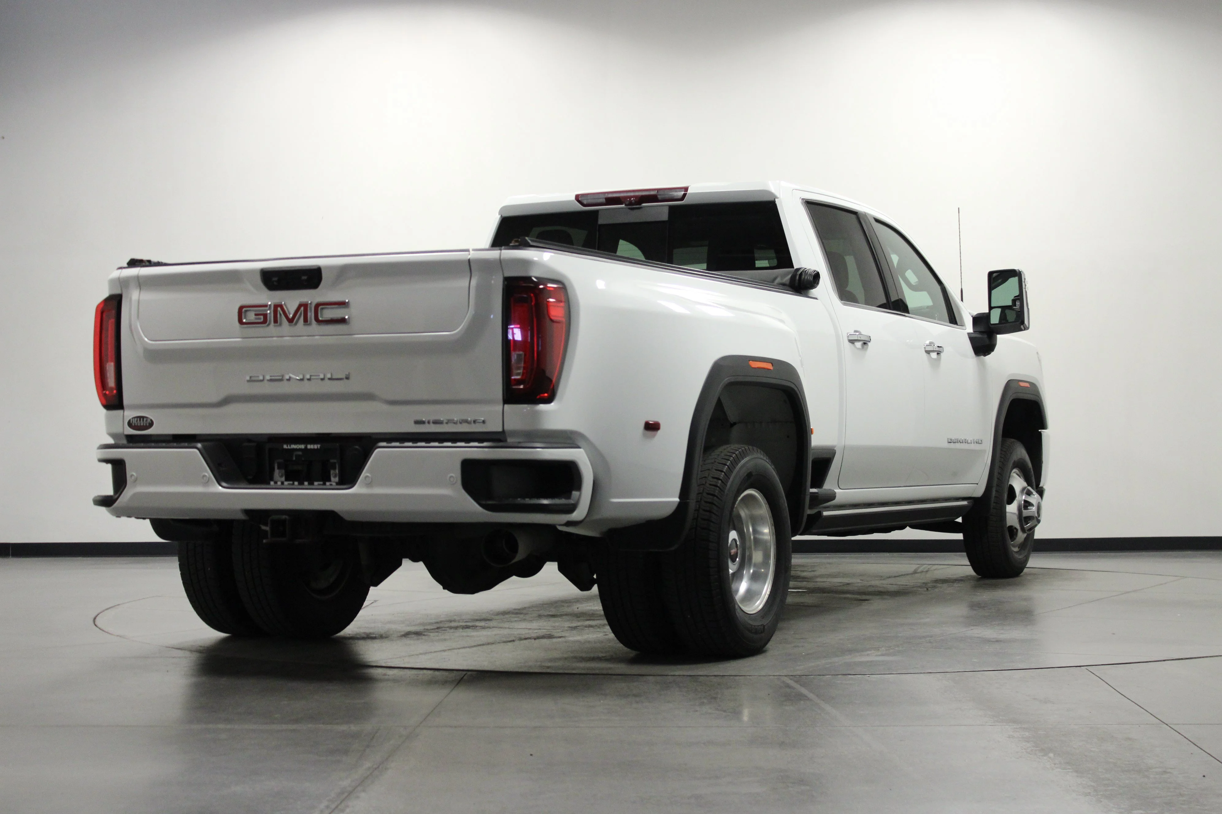 Used 2023 Summit White GMC Denali image 4