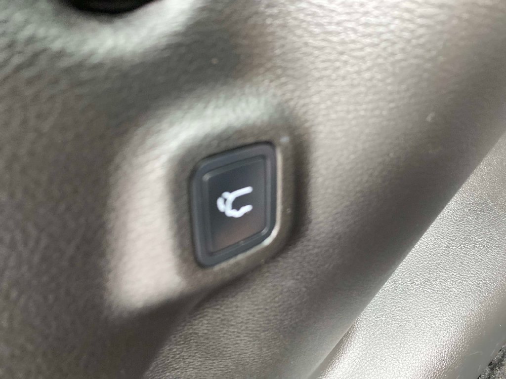 Used 2023 White Jeep Limited image 9
