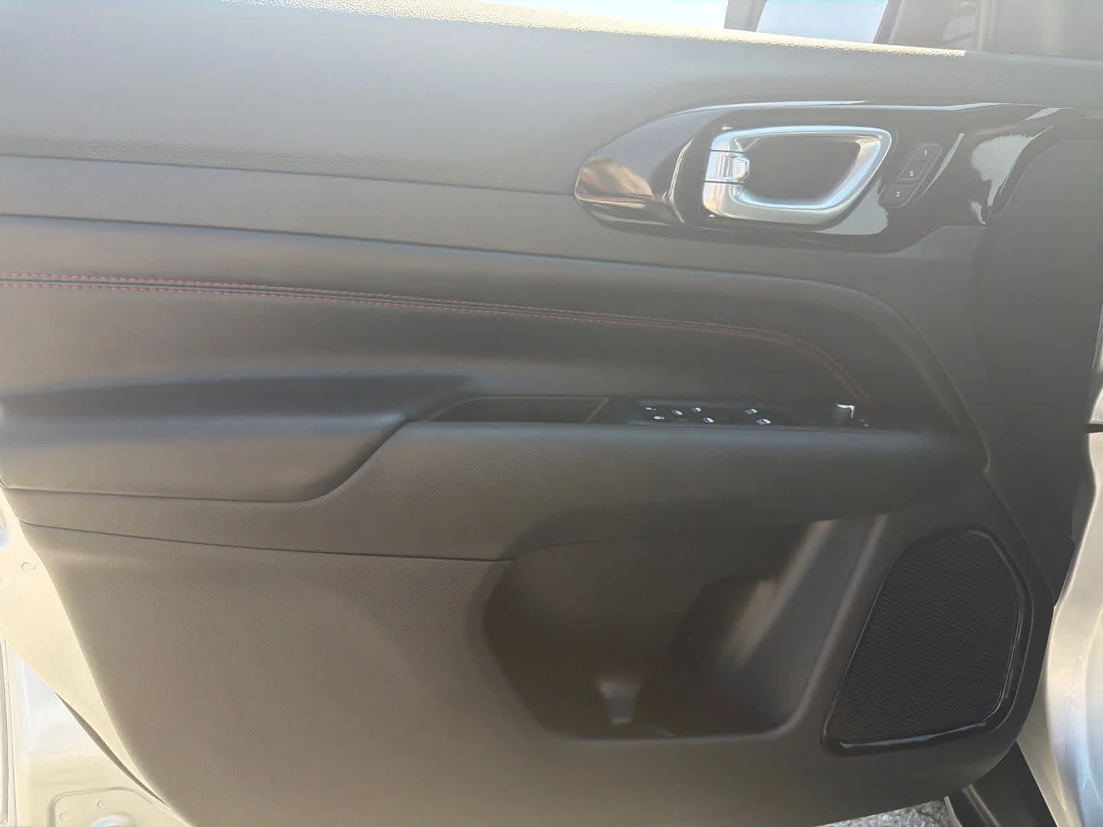 Used 2025 Silver Zynith Metallic Clearcoat Jeep Trailhawk image 18