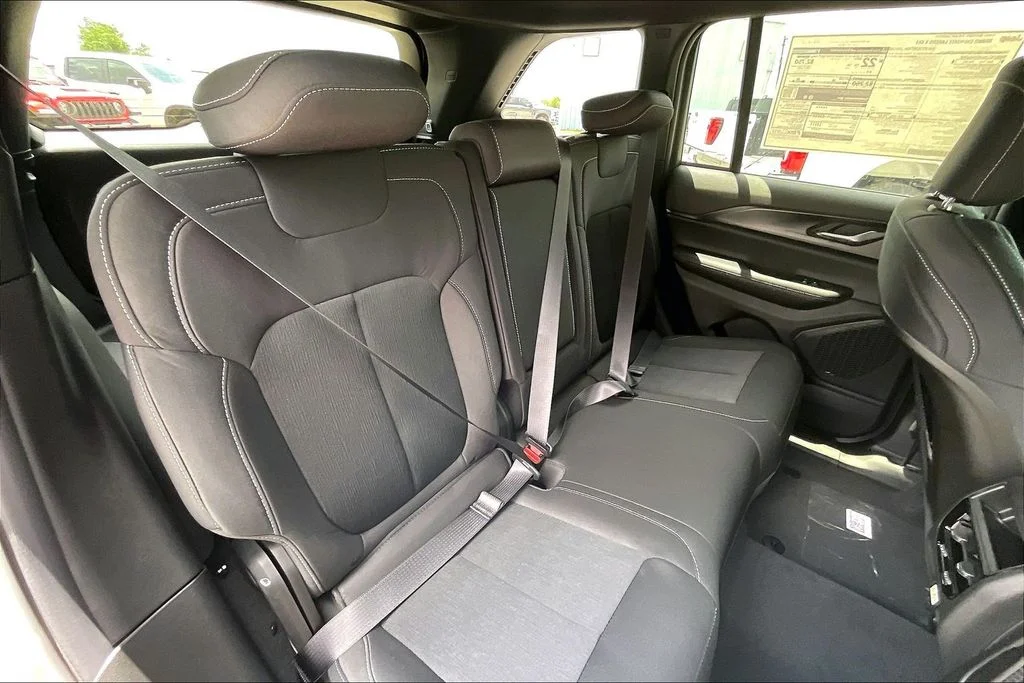 New 2026 Bright White Clear-Coat Exterior Paint Jeep Laredo X image 23