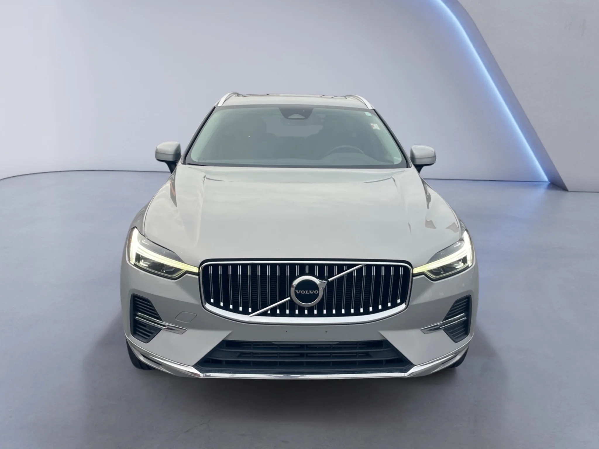 Used 2023 Thunder Grey Metallic Volvo Core Bright Theme image 8