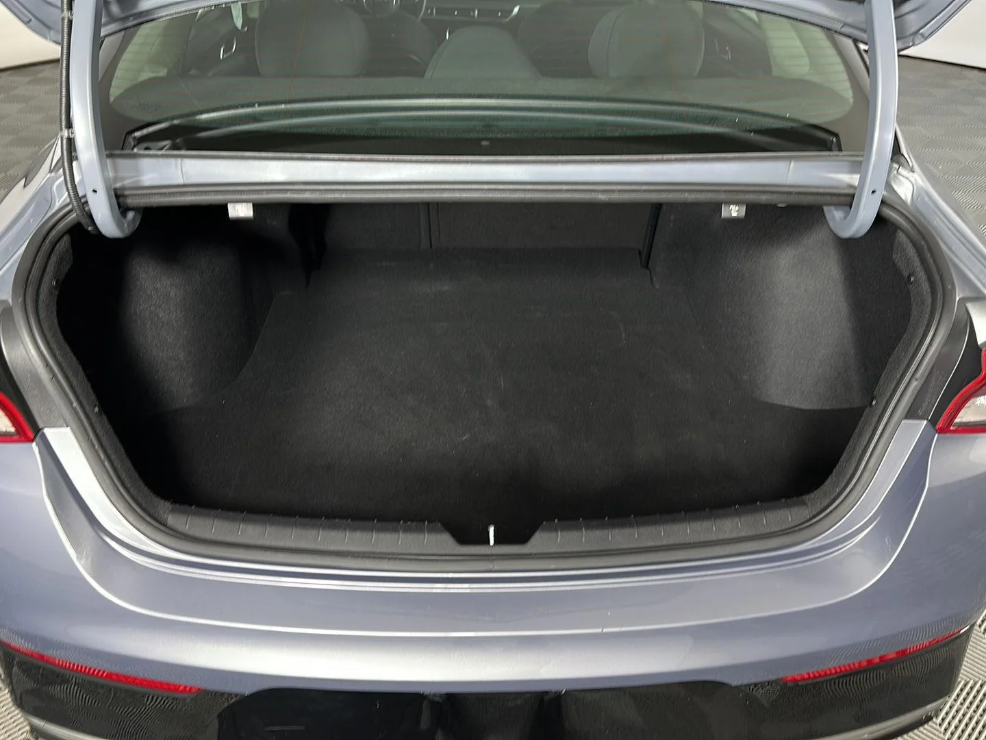 Used 2023 Everlasting Silver Kia LXS image 23