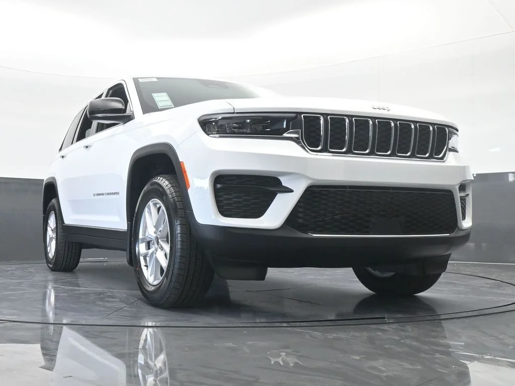 Used 2025 Bright White Clearcoat Jeep Laredo X image 58