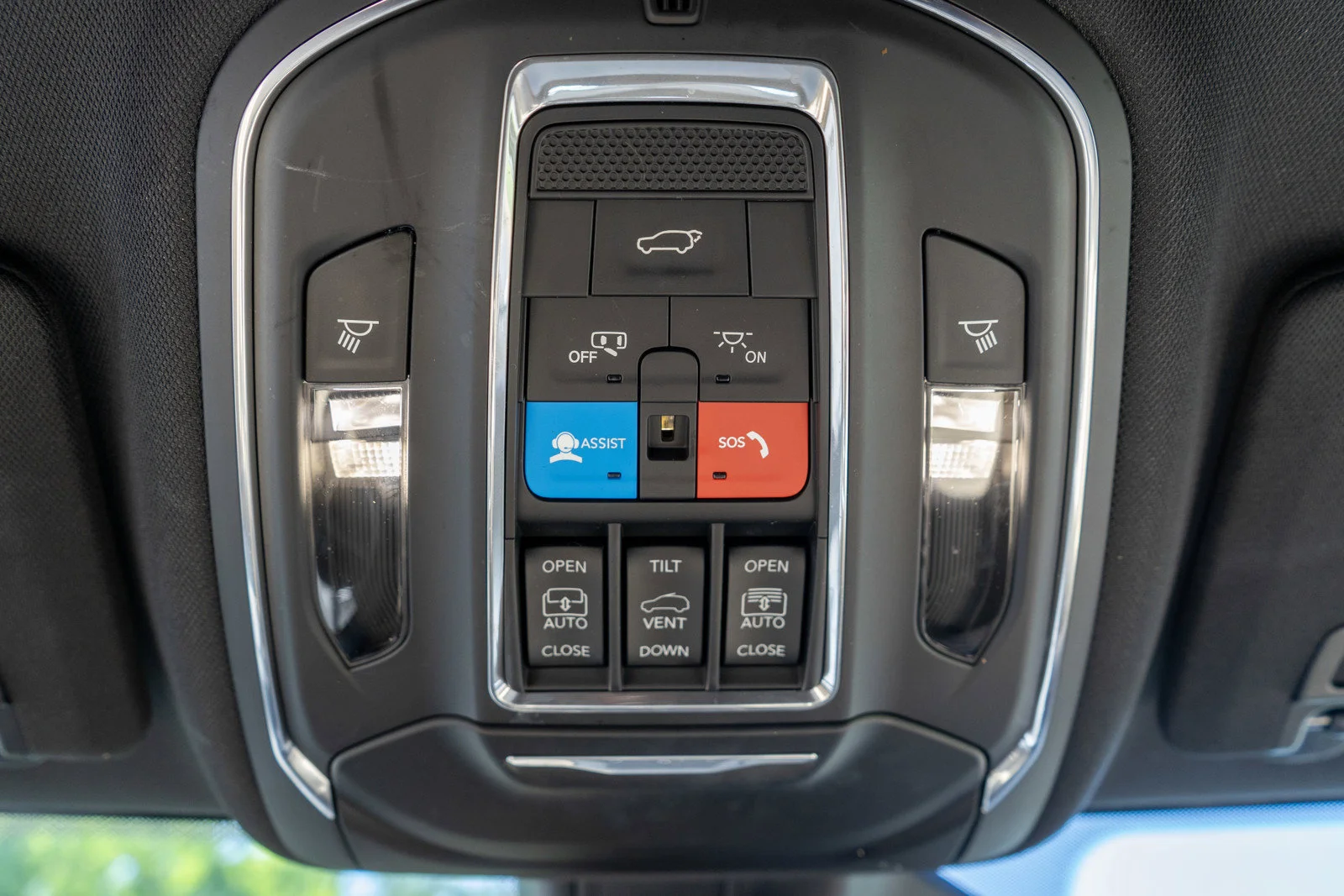 Used 2023 Diamond Black Crystal Pearlcoat Jeep Limited image 23