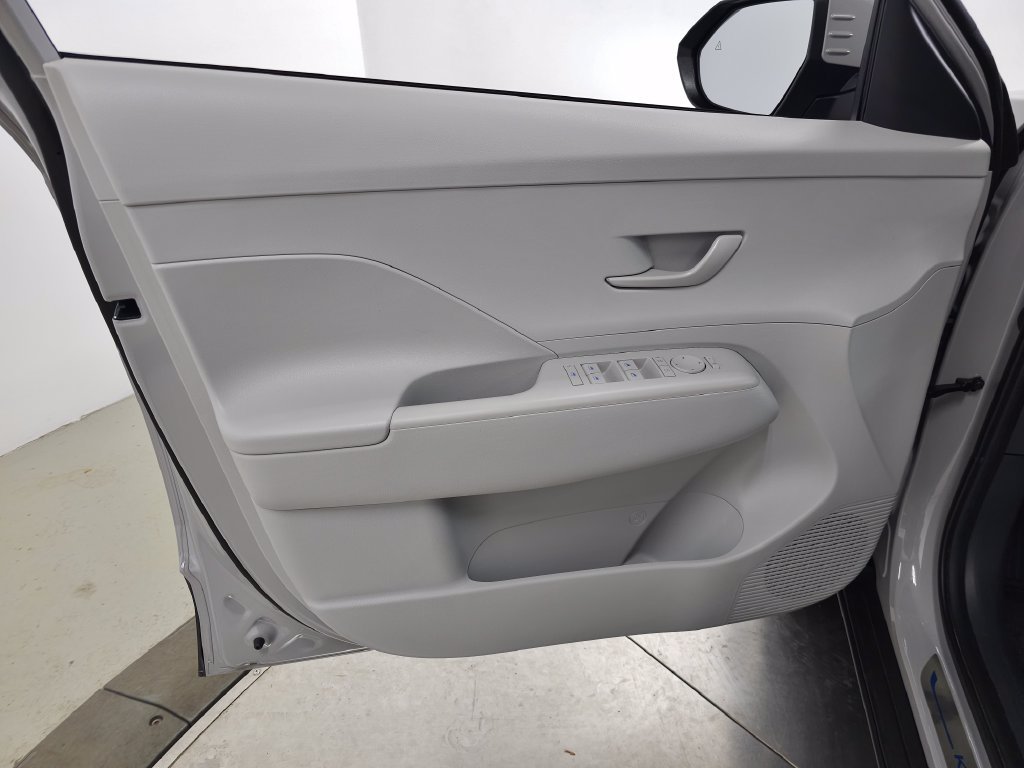 2025 Hyundai Kona SE - Photo 15