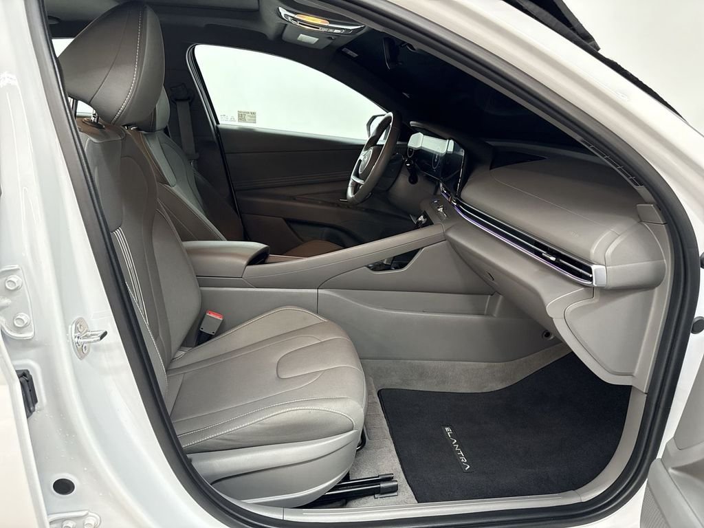 2025 Hyundai Elantra SEL - Photo 17