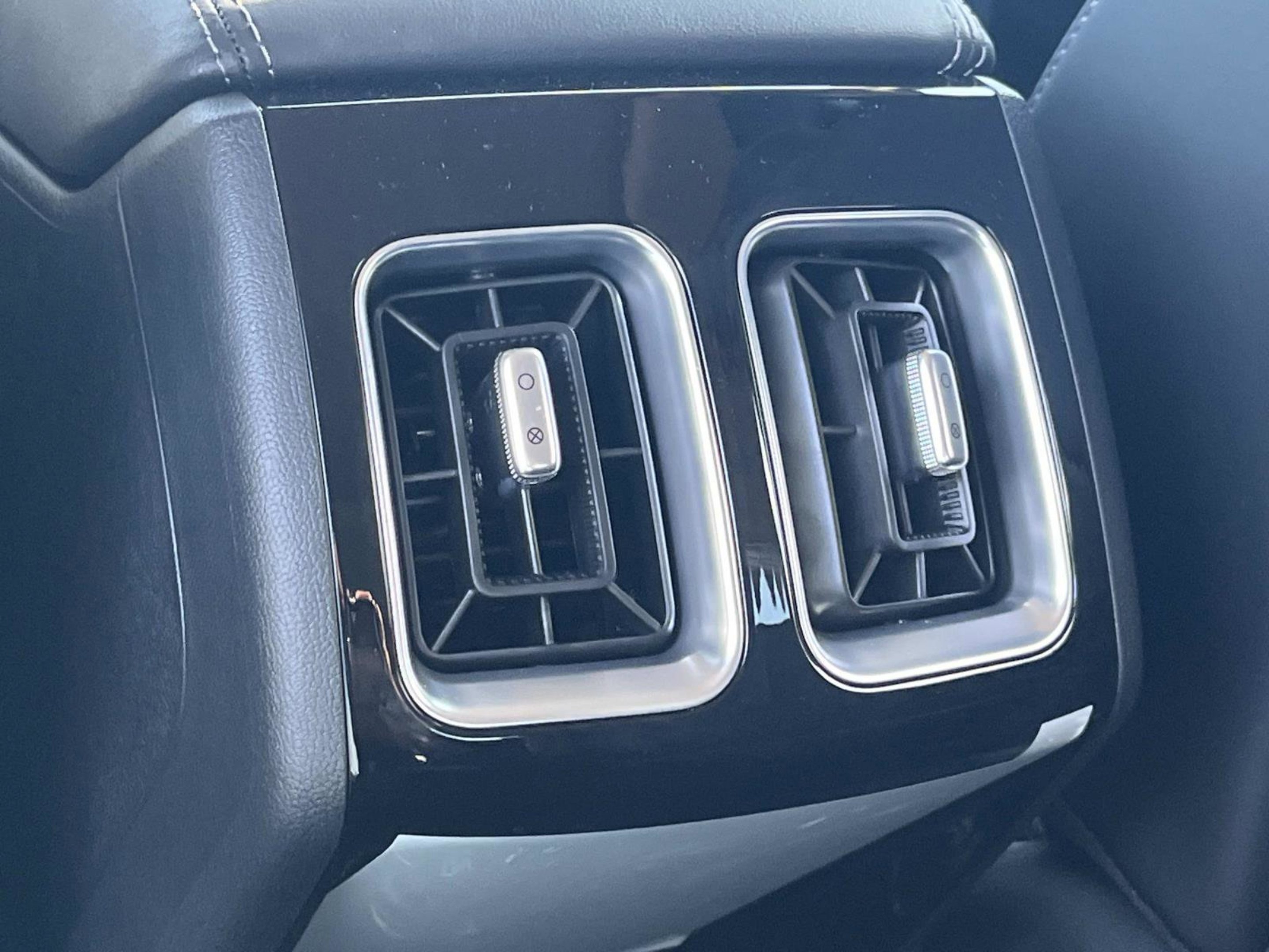 2025 Kia Sorento SX - Photo 18